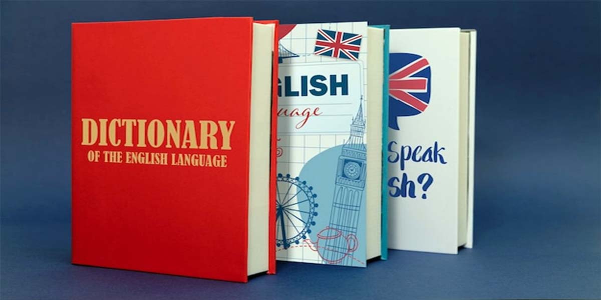 تصویر سه کتاب با جلدهای رنگی در کنار هم. کتاب قرمز رنگ عنوان "DICTIONARY OF THE ENGLISH LANGUAGE" را دارد. کتاب‌های دیگر نیز مرتبط با زبان انگلیسی هستند.